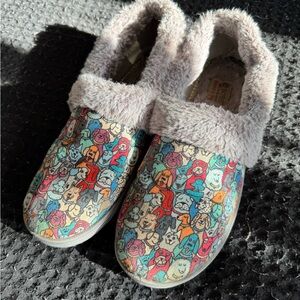 Women's Multicolor Dog-Print Cozy Slip-On Slippers with Beige Faux-Fur Cuff